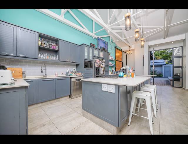 4 BEDROOM FREEHOLD FOR SALE IN COWIES HILL